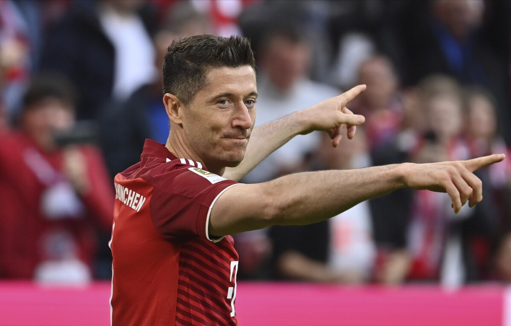 九游体育-莱万多夫斯基巅峰对决，萨拉赫与70激战雄鹿分钟，出色防守胜负难料！的简单介绍